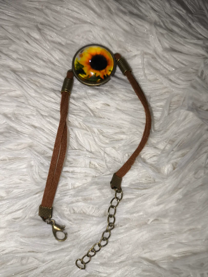 Manilla de Cuerina con Dije Girasol 🌻 — KIREYA HAND MADE