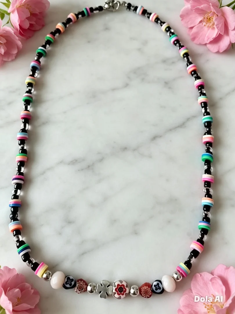 Collar tipo choker negro y colores con dije plateado y cristal hindú — Candelaria Accesorios
