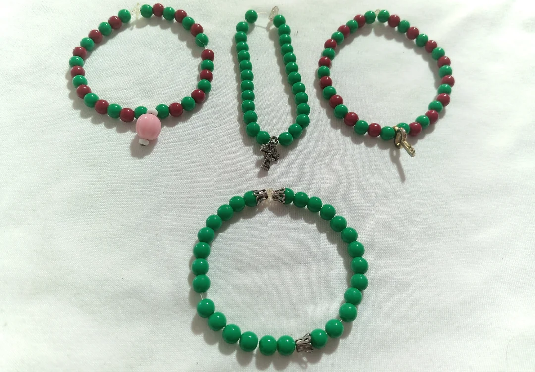 Pulseras de perlas verdes y rojas — Maniamigos