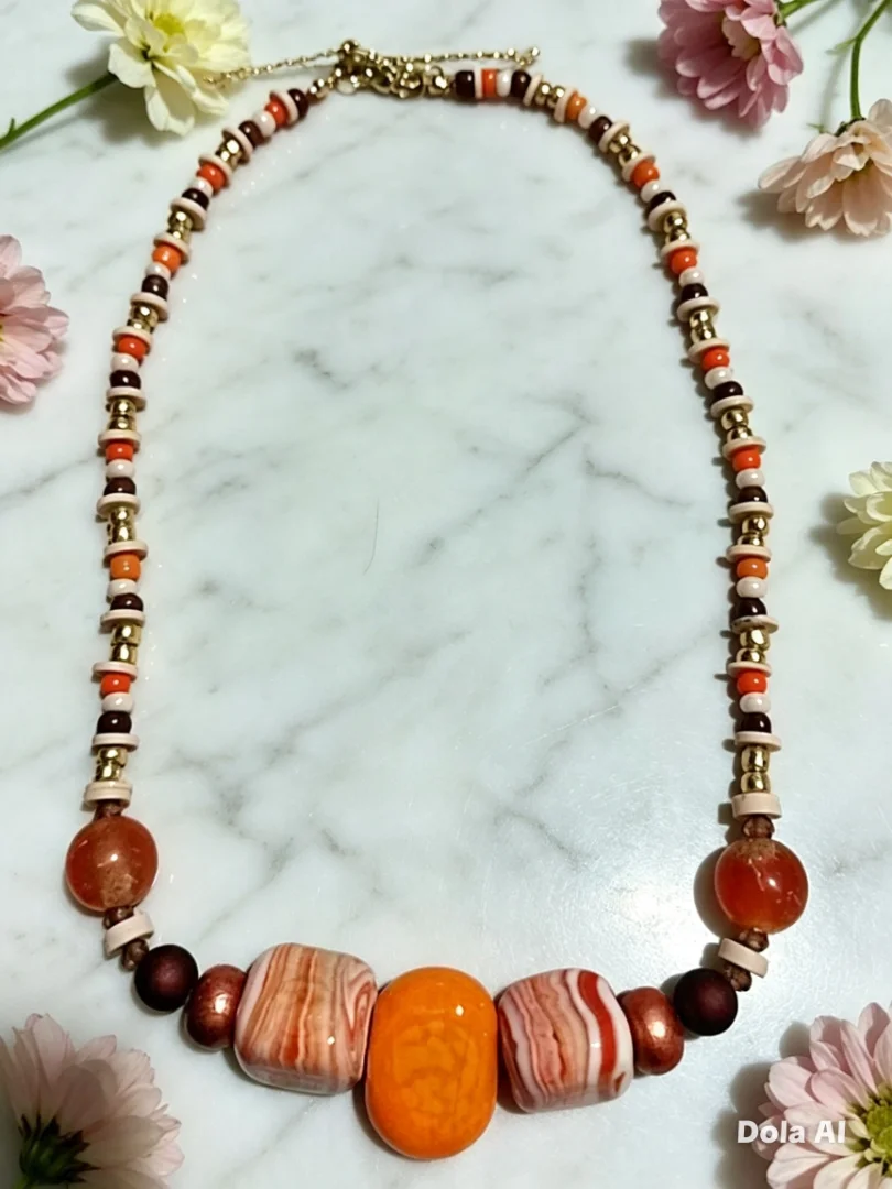 Collar en tonos naranja y café con piedras en cristal hindú — Candelaria Accesorios