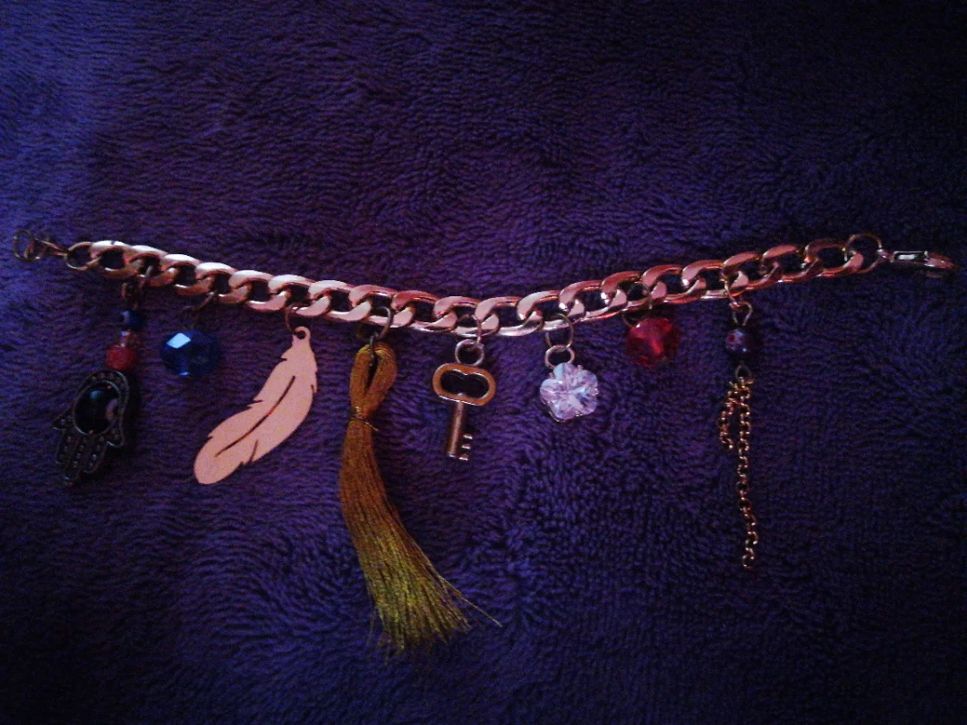 Pulsera baño de oro con dijes — Tejiendo y Cocinando El Pensamiento
