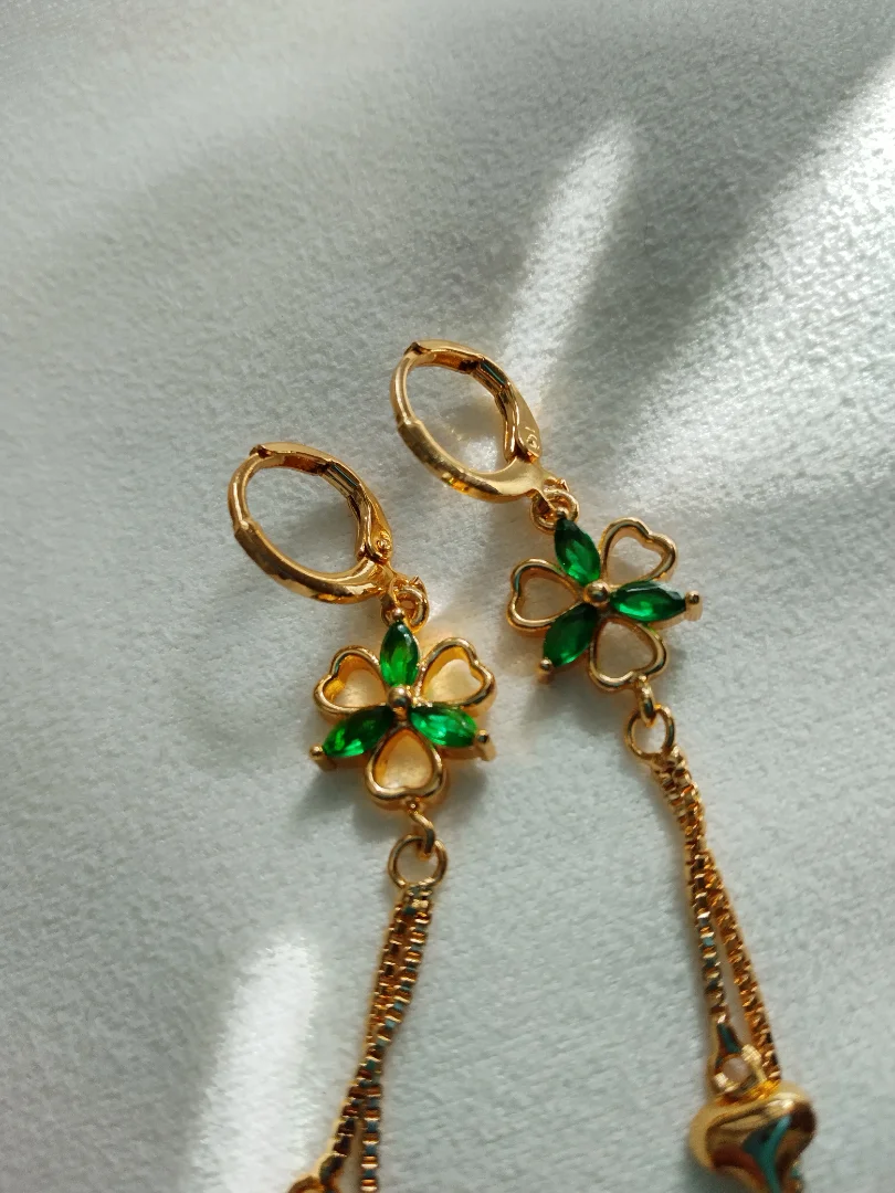 Aretes largos en rodio piedras verdes — Rose& Shei accesorios