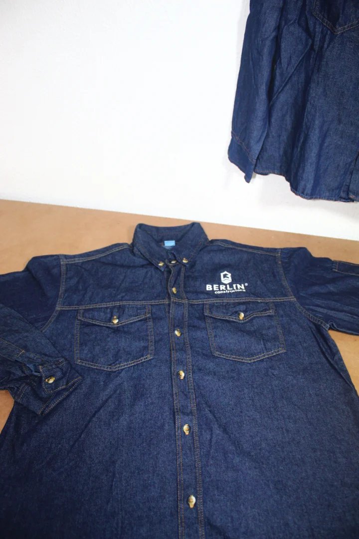 DOTACION - CAMISAS JEAN CON BORDADOS EMPRESARIALES PERSONALIZADOS — UPsalla