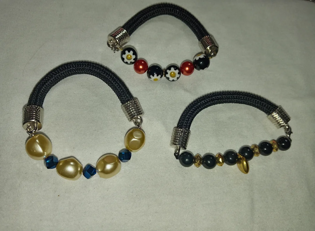 Pulseras perlas negra — Maniamigos