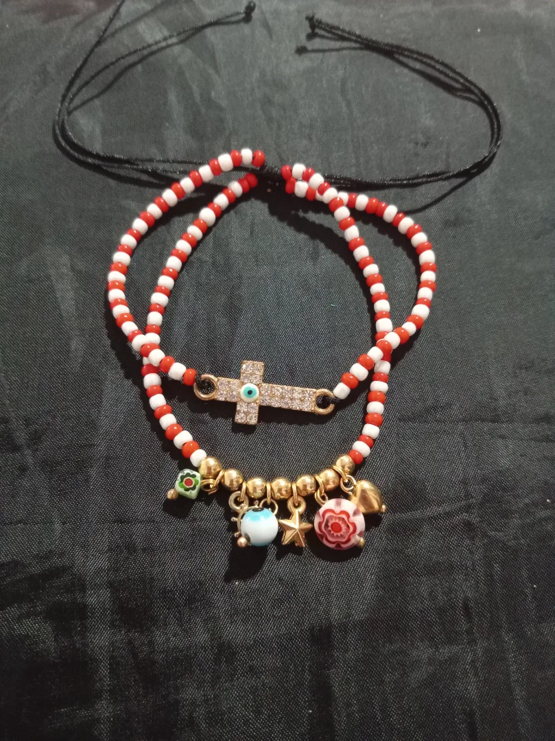 Pulsera de cruz con dijes — Maniamigos