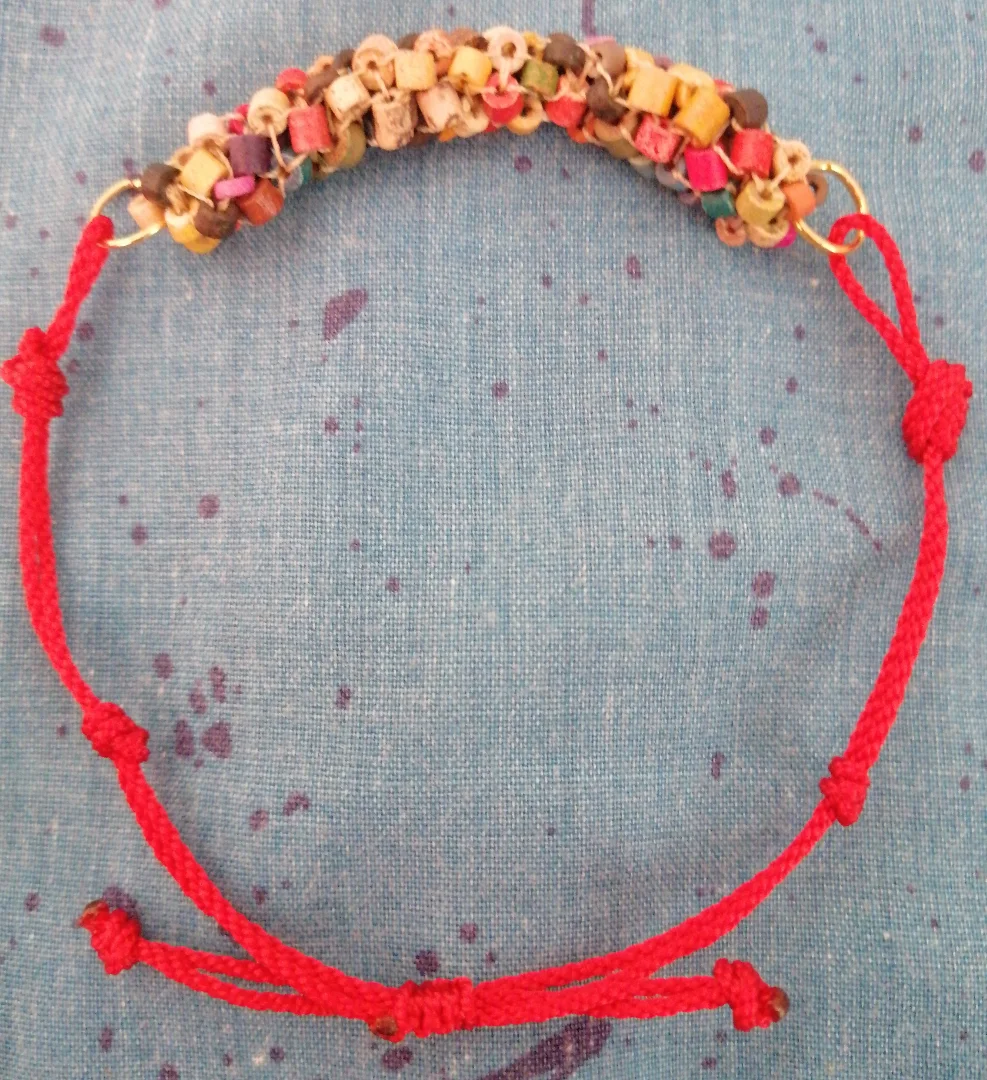 Pulsera en cuenca de barro con hilo ajustable — Tejiendo y Cocinando El Pensamiento