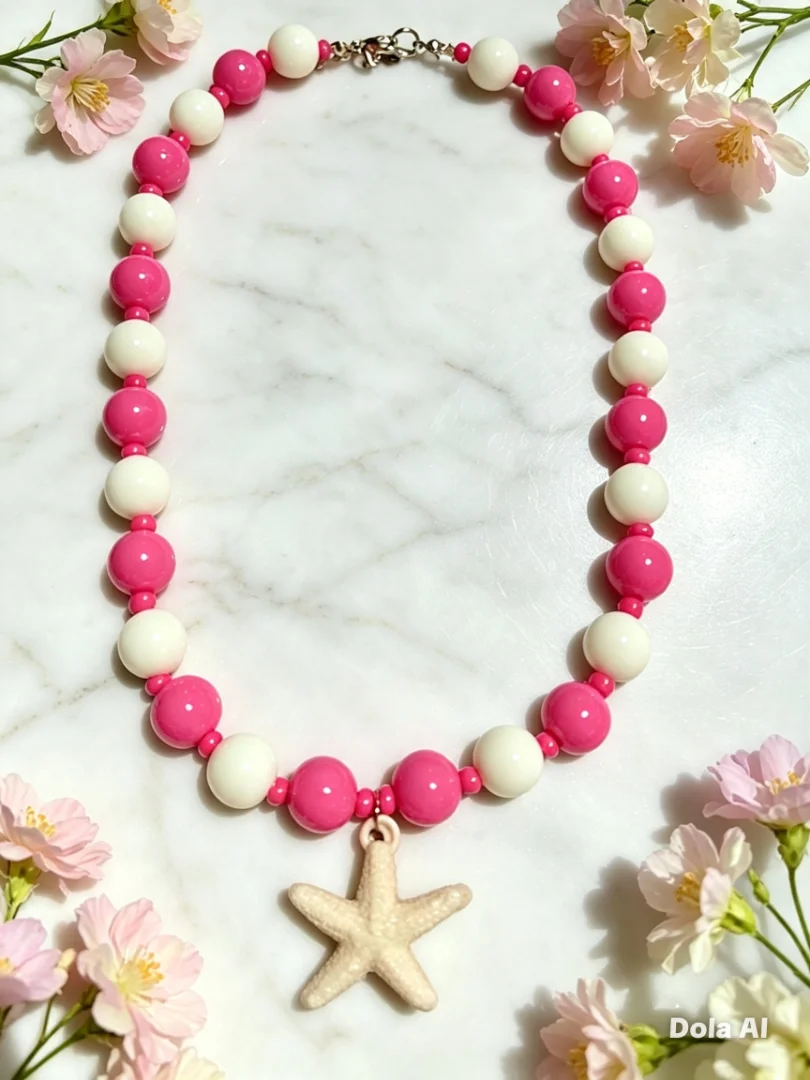 Collar de bolas medianas en tonos rosado y beige con dije de estrella de mar. — Candelaria Accesorios