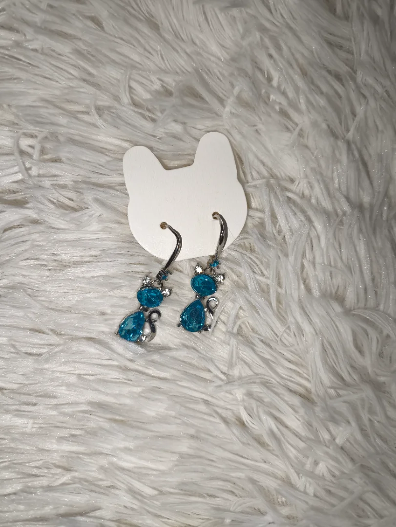Aretes hipoalergénicos de lujo con forma de gato — KIREYA HAND MADE