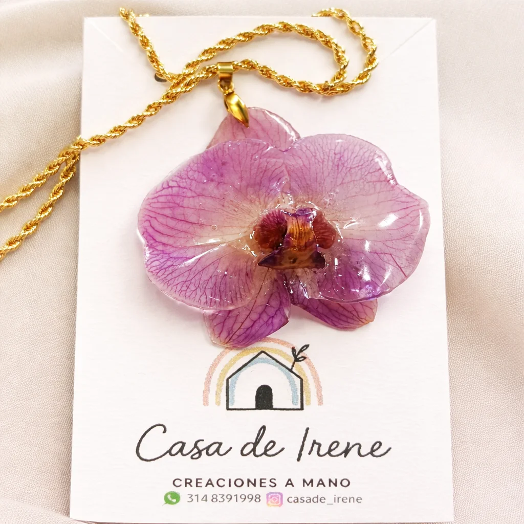 Collar en orquídea  mariposa morada — Casa de Irene