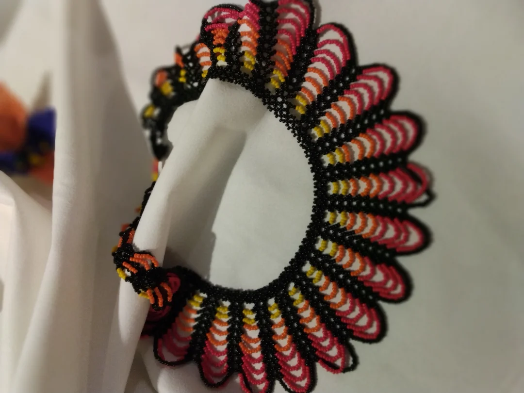 Collar mostacilla tipo gargantilla - okana — Rose& Shei accesorios