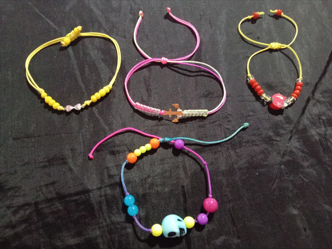 Pulseras infantiles de colores — Maniamigos
