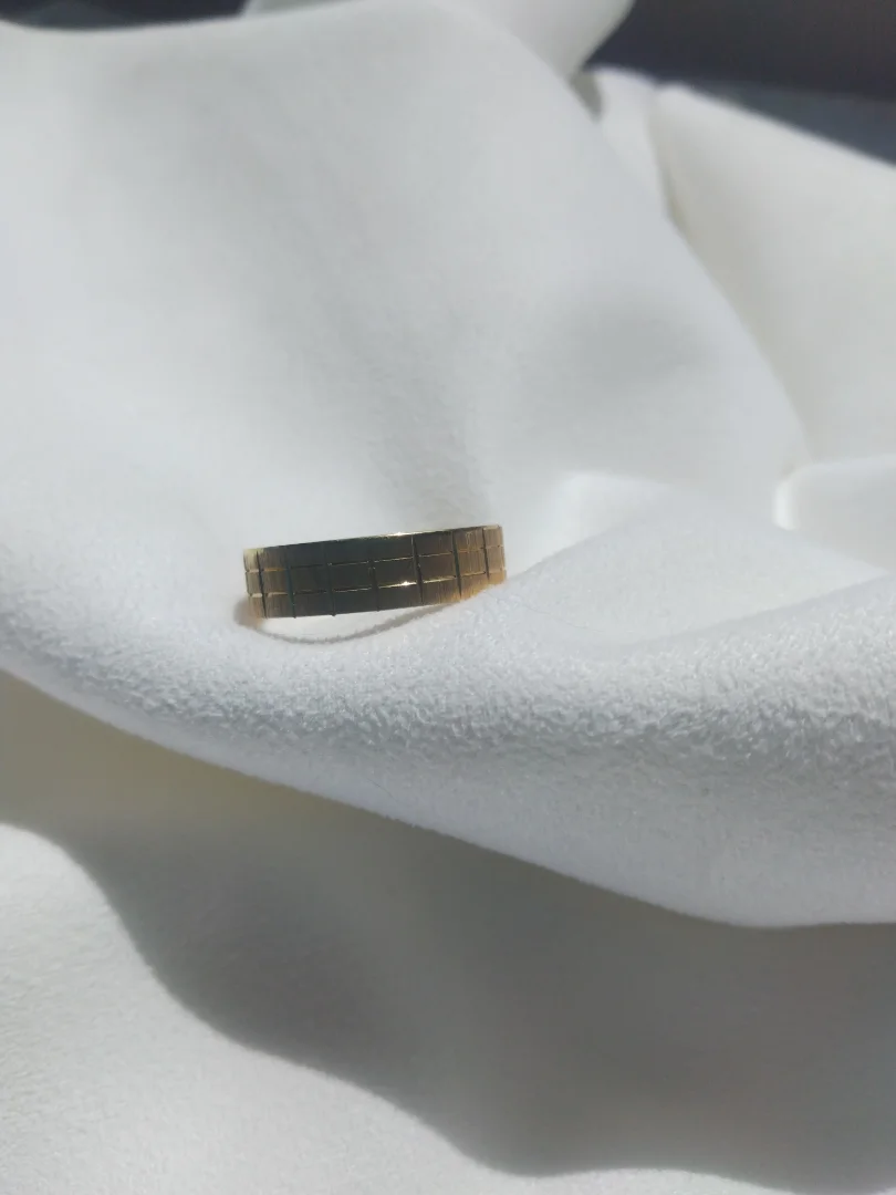 Argolla dorada grabada con líneas — Rose& Shei accesorios