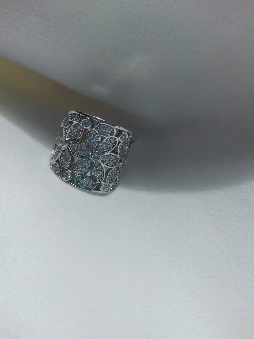 Anillo grande con flores incrustadas plateado — Rose& Shei accesorios