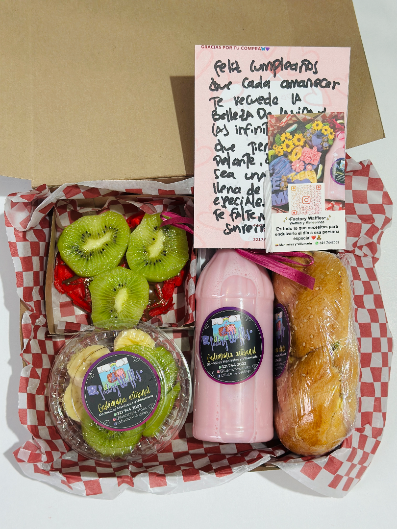 Caja frutal con sanduche — Factory Waffles