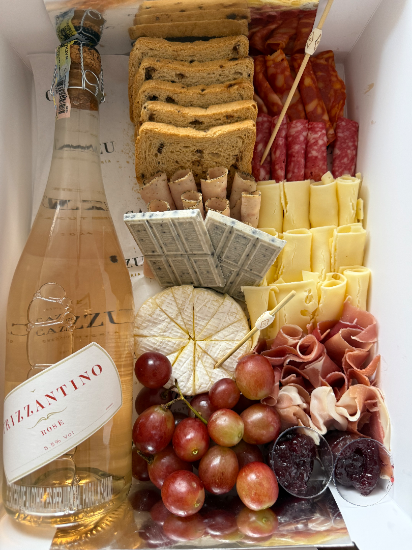 Tabla de quesos con vino rosado — CAZZÚ CHARCUTERÍA