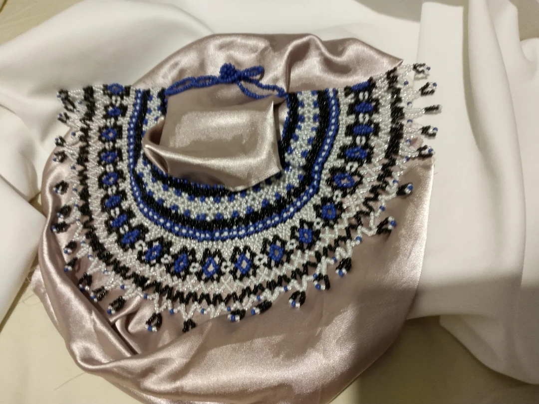 Collar mostacilla azul, blanco negro — Rose& Shei accesorios