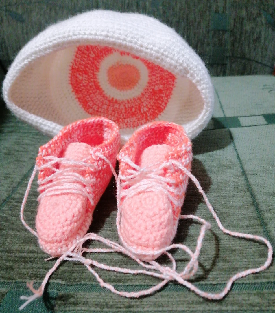 Conjunto gorro y zapatos para bebé luisa — Tejiendo y Cocinando El Pensamiento
