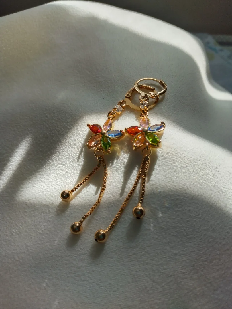 Aretes largos en rodio con piedras — Rose& Shei accesorios