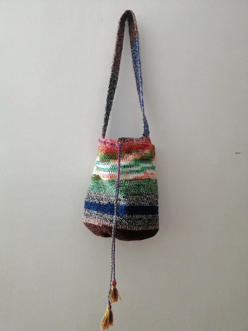 Mochila mediana tejida en crochet con cierre de cordón kumihimo — Tejiendo y Cocinando El Pensamiento