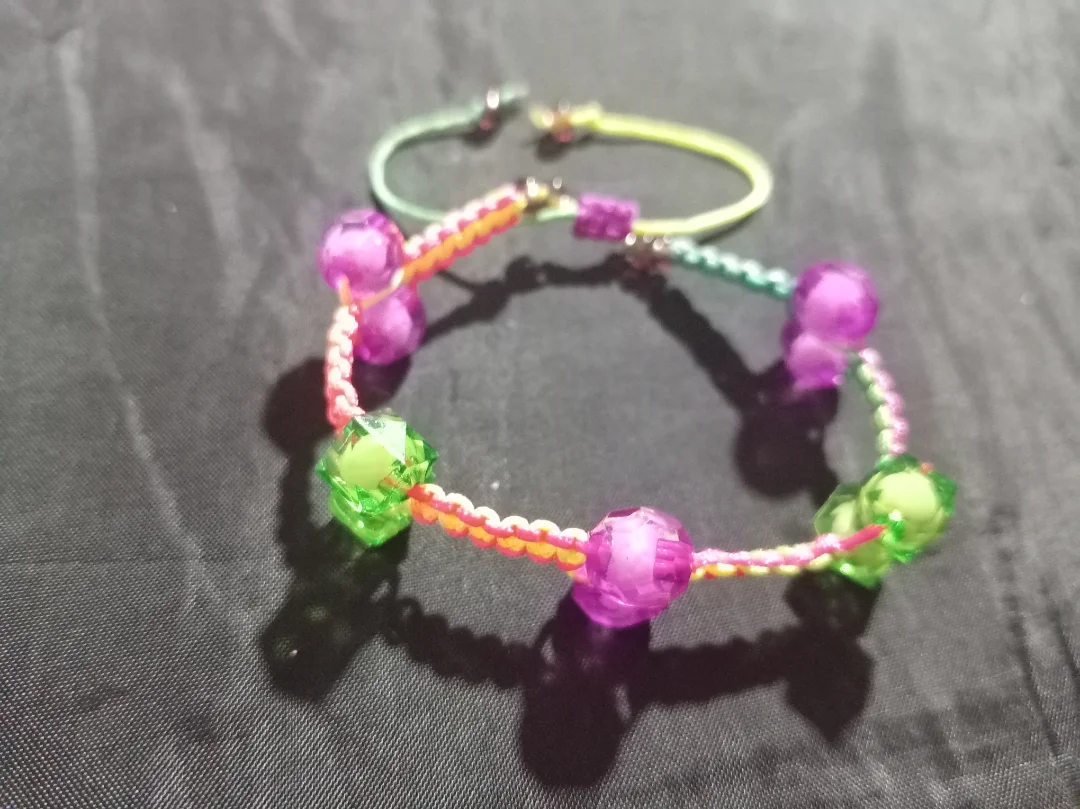 Pulsera rosa y verde — Maniamigos